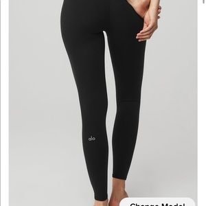 Alo 7/8 HIGH-WAIST AIRBRUSH LEGGING  size medium
Black